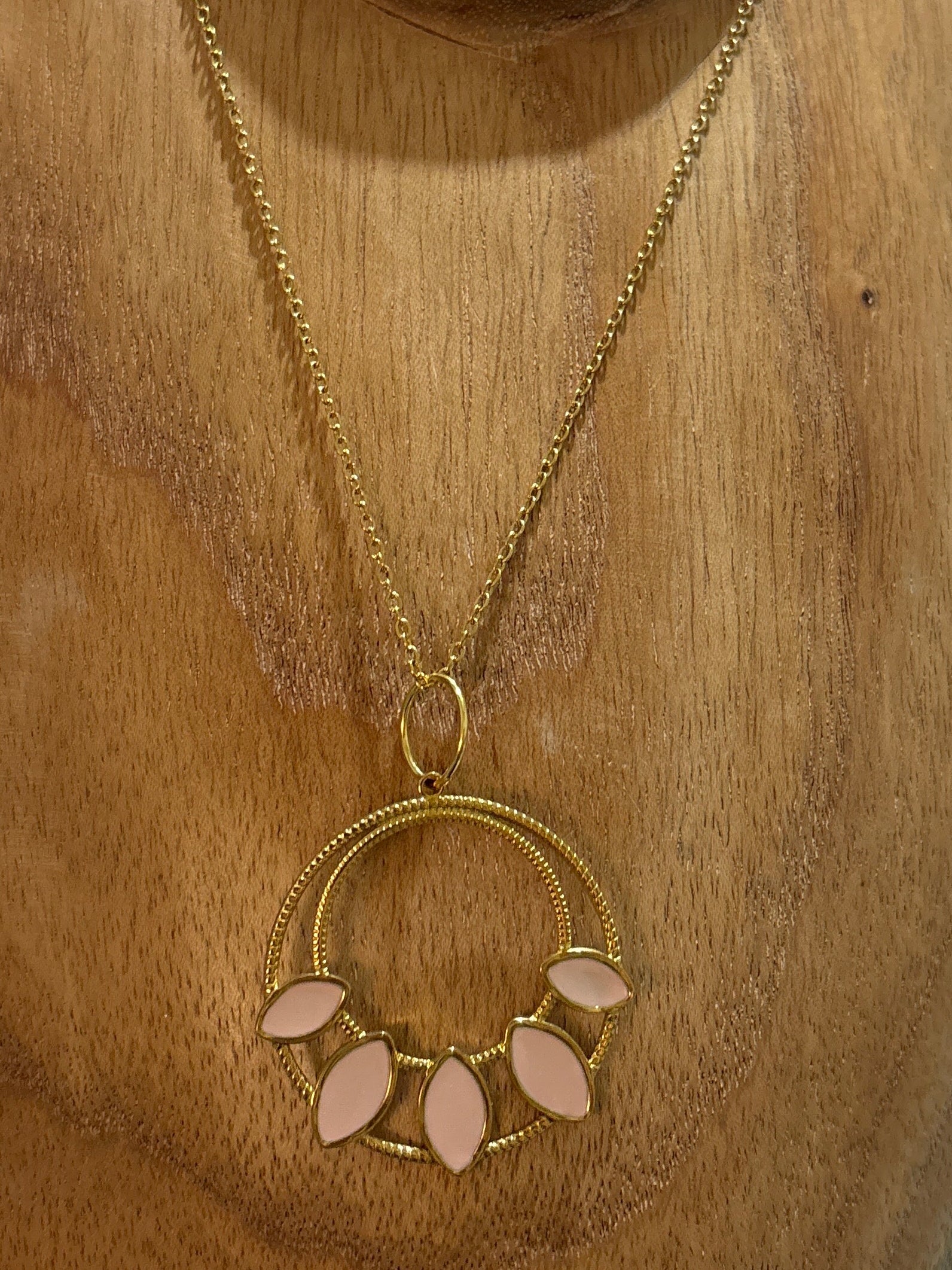 Collar Pétalos rosas