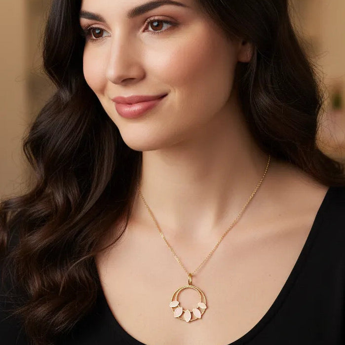 Collar Pétalos rosas